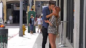 गर्लफ्रेंड फ्रेंड को पेशनेटली किस करती है आउटडोर्स में टिट्स और गैंड के साथ