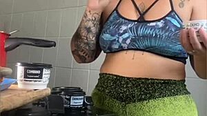 damn, this married chick cooks online just to flash her pussy!