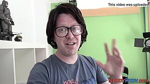 This nerd from Leeds tricks a skinny Brit into fingerbanging 😏