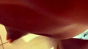 A novinha virgem quis dar no sofá de pijama comigo