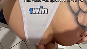 coloquei a novinha pra mamar logo que a gente chegou da praia nem deixei tirar o biqu�ni