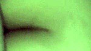 en bata me mete la verga en la boquita se me quita el sue�o y le dor una buena mamada acabo tan candente que decido montarlo y moverme mucho upss te corriste dentro