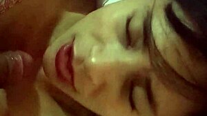 en bata me mete la verga en la boquita se me quita el sue�o y le dor una buena mamada acabo tan candente que decido montarlo y moverme mucho upss te corriste dentro