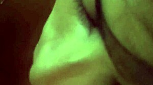 en bata me mete la verga en la boquita se me quita el sue�o y le dor una buena mamada acabo tan candente que decido montarlo y moverme mucho upss te corriste dentro