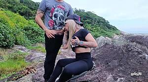 Vacation with meia-irmã turns into beach blowjob