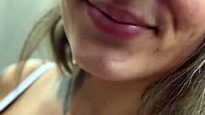 Encontrei uma prostituta na esquina chamei ela pra fazer um boquete ela quis 100 eu pedir desconto ela chupou s� a cabecinha levei pro terreno baldio qui del�cia de boquete