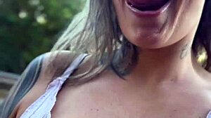 Encontrei uma prostituta na esquina chamei ela pra fazer um boquete ela quis 100 eu pedir desconto ela chupou s� a cabecinha levei pro terreno baldio qui del�cia de boquete