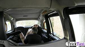 Saya tengok wanita berstokin dikongkek keras oleh pemandu kotor di tempat awam