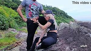 Vacation with meia-irmã turns into beach blowjob