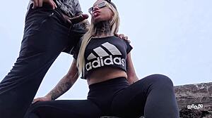 Vacation with meia-irmã turns into beach blowjob