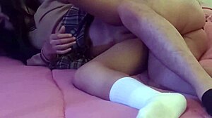 la estudiante est� muy sabrosa manoseando a una alumna mexicana en su cuarto mi compa�era se ve muy rica con su uniforme de la escuela puesto video casero miralo antes de que lo borren