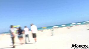 Yo, ta 19-letna modelka je pravkar dobila spermo po cicah!