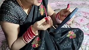 इंडियन भाभी काली साड़ी में हॉटली टिट करती है