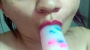 hermosa jovencita de bello rostro y lindos labios enseña como chupar polla