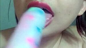 hermosa jovencita de bello rostro y lindos labios enseña como chupar polla