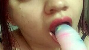 hermosa jovencita de bello rostro y lindos labios enseña como chupar polla