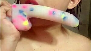 hermosa jovencita de bello rostro y lindos labios enseña como chupar polla