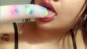 hermosa jovencita de bello rostro y lindos labios enseña como chupar polla