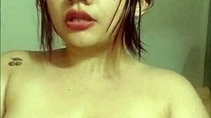 hermosa jovencita de bello rostro y lindos labios enseña como chupar polla