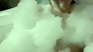 Cyno enjoys a bubble bath alone 3