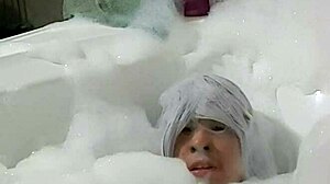 Cyno enjoys a bubble bath alone 3
