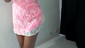 Mi madrastra, loca de copas, frotó su culo
