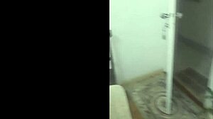 Transando na Casa de Amigos Durante Uma Festa com Voyeur