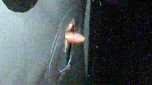 Вау! Мокрая дрочка в glory hole разливается горячей спермой!