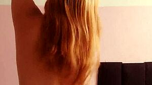 Sarışın Tam Görünümde Çıplak Dans Edip Azdırıyor