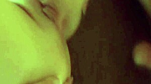 questa donna bruna si fa scopare il culo dal compagno della sua migliore amica