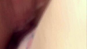 questa donna bruna si fa scopare il culo dal compagno della sua migliore amica