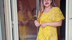 gostosa safada arruma o quarto sem calcinha