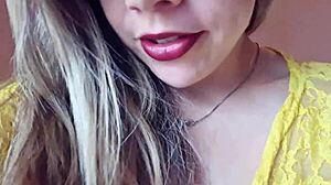 gostosa safada arruma o quarto sem calcinha