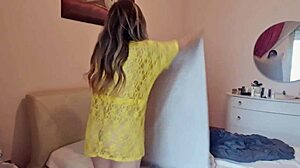 gostosa safada arruma o quarto sem calcinha