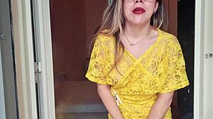 gostosa safada arruma o quarto sem calcinha