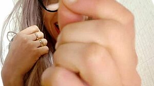 Bu Küçük Adam Dev Kadın Rol Yapmada Osurumun Filtresi Oluyor