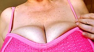 बॉस के चेहरे पर विशाल टिट्स, एपिक कमशॉट की काउंटडाउन!