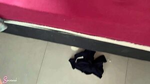 Peguei minha meia irm� se masturbando e olha o que ela fez