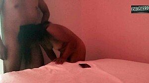 Mujer timida inocente recibe sexo duro y grita