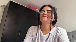 mi hermanastra entra a mi cuarto para follar conmigo y me pide que me corra en su cara