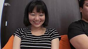 מורה לטקס תה יפני מיאסאקו ראן מציגה ציצים גדולים בפעולה