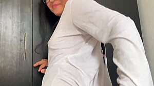 mi hermanastra entra a mi cuarto para follar conmigo y me pide que me corra en su cara