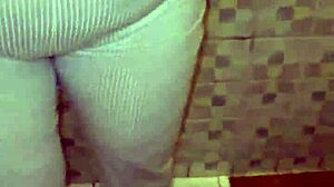 La mama de mi amigo me pilla con su tanga y me chupa hasta correrme!