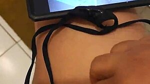 La mama de mi amigo me pilla con su tanga y me chupa hasta correrme!