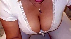 La mama de mi amigo me pilla con su tanga y me chupa hasta correrme!