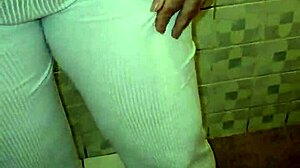 La mama de mi amigo me pilla con su tanga y me chupa hasta correrme!