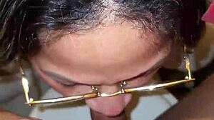 La mama de mi amigo me pilla con su tanga y me chupa hasta correrme!