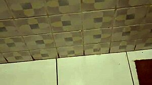 La mama de mi amigo me pilla con su tanga y me chupa hasta correrme!