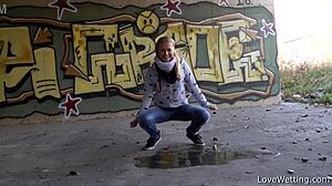 Violeta se předvádí s kaluží na veřejnosti