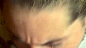 Dese�ndole el enorme culo a mi hermanastra.